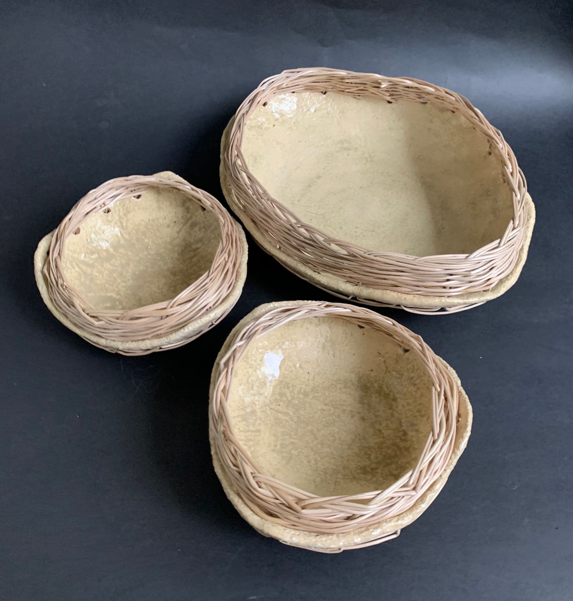 Блюдо «Камни» из керамики и лозы