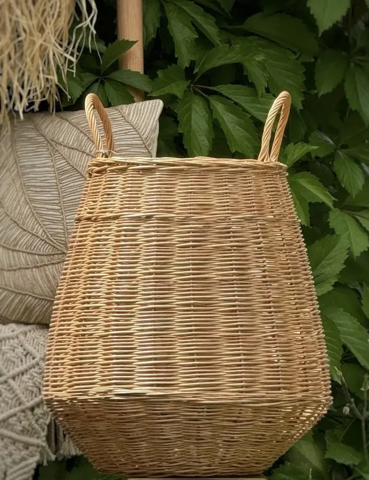 Интерьерная корзина высокая с ручками из ивовой лозы