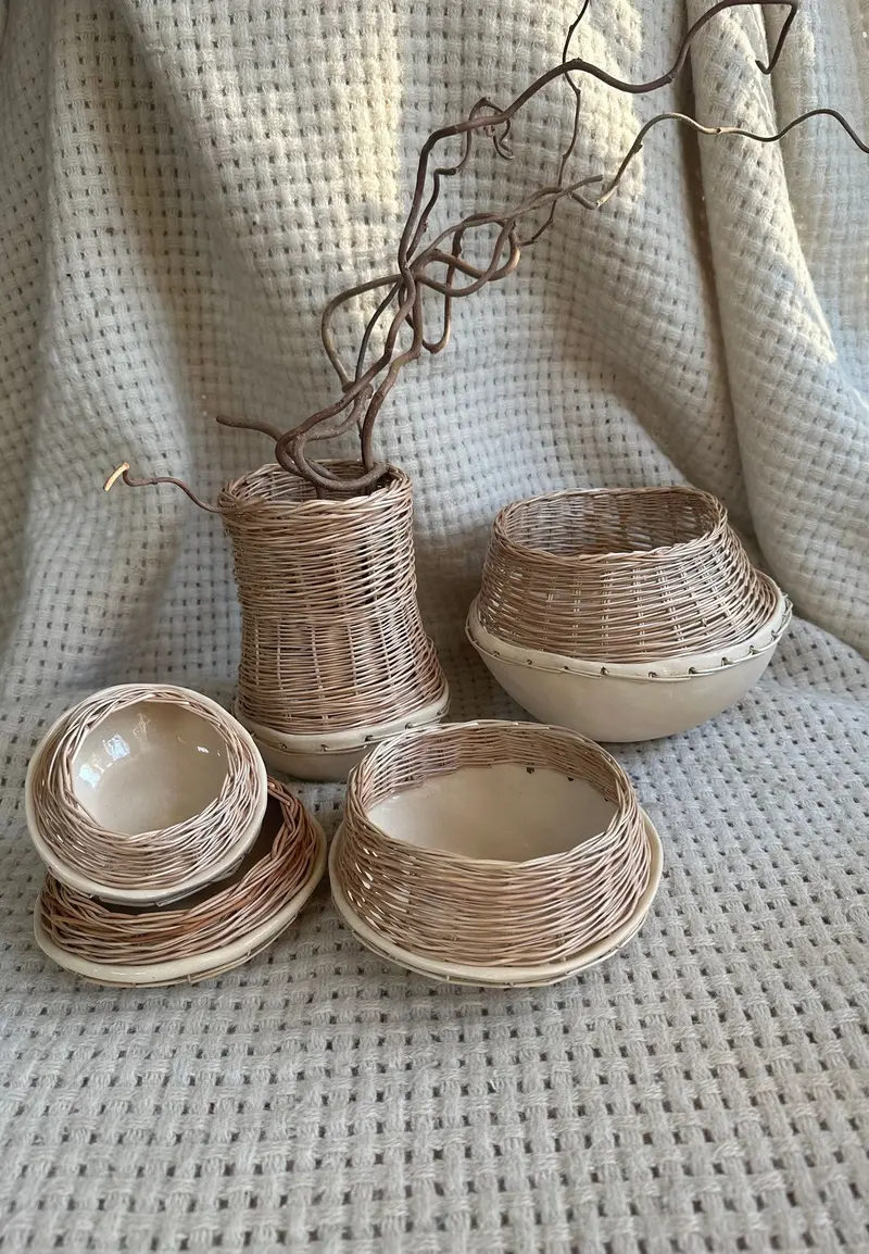 Блюдо «Камни» из керамики и лозы