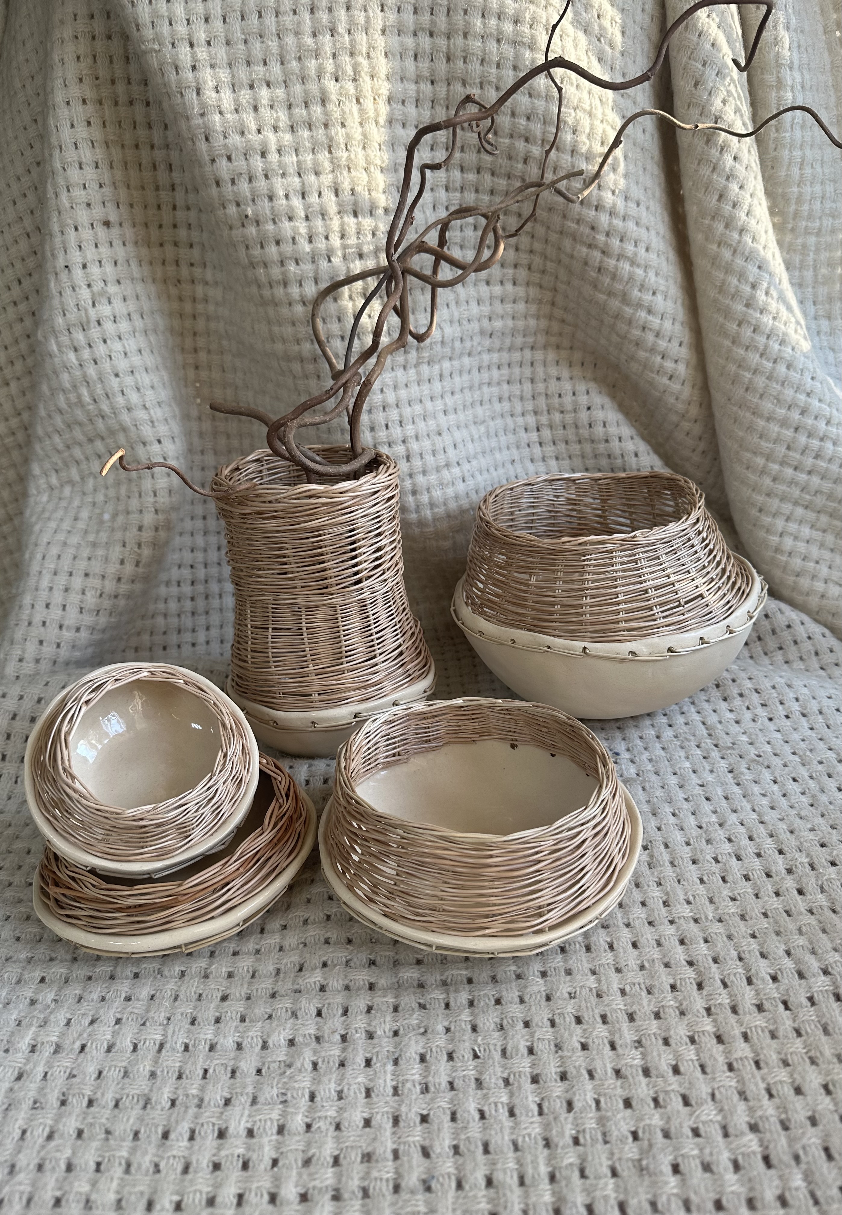 Блюдо «Камни» из керамики и лозы