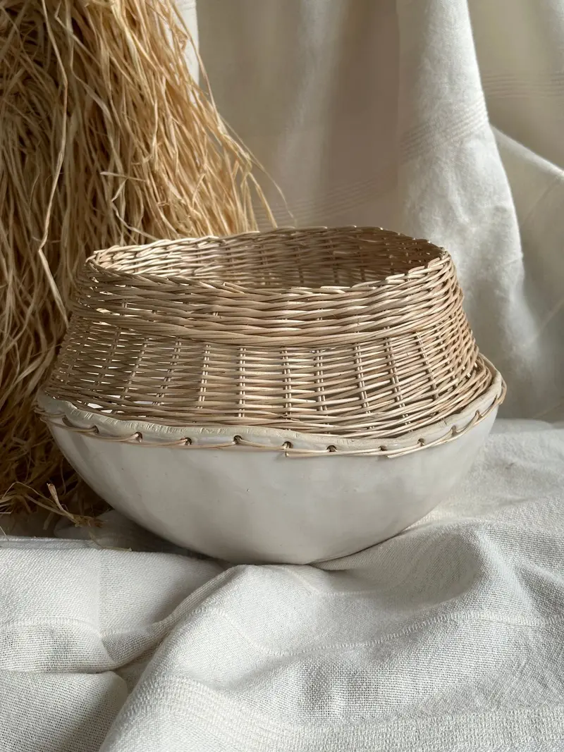 Блюдо «Камни» из керамики и лозы
